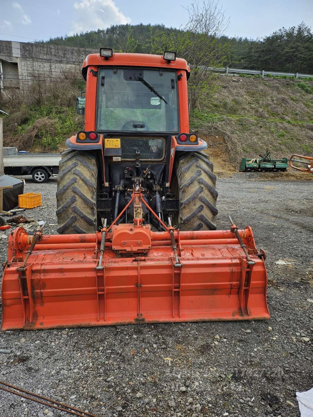 Daedong Tractor DX100 (100hp) 측면