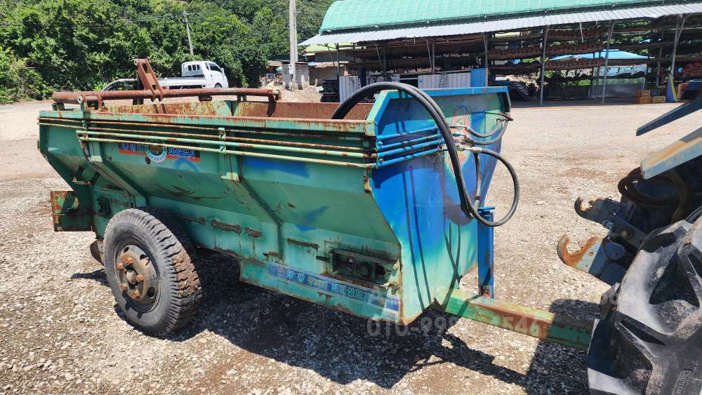  Manure Spreader TKT-S2000  운전석