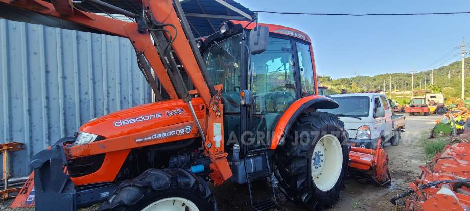 Daedong Tractor D652 (65hp) 측면