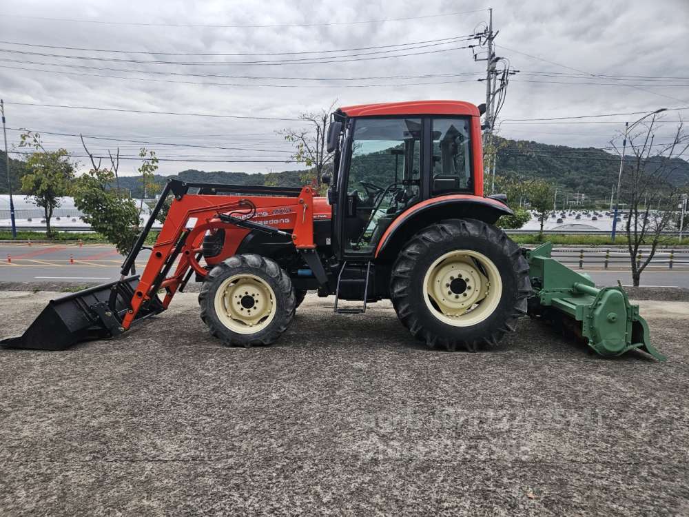 Daedong Tractor MX70 (70hp) 측면