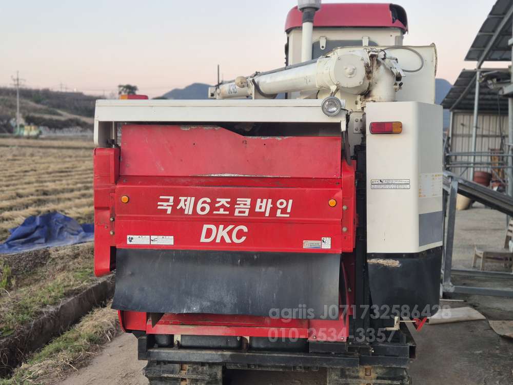 Kukje Combine Harvester DKC925 (6Rows) 운전석