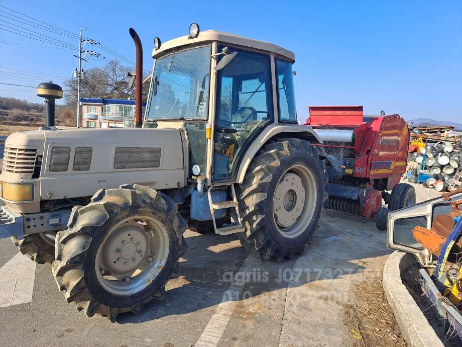 Daedong Tractor D85 (85hp) 측면