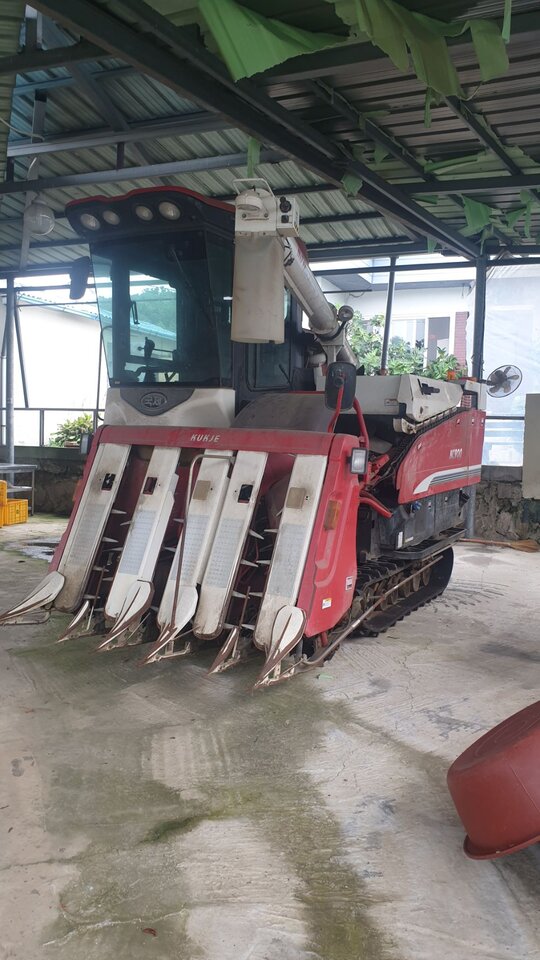 국제 콤바인 KC900 (5조식) 앞좌측면