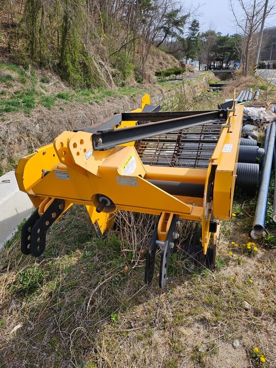  땅속작물수확기   앞좌측면