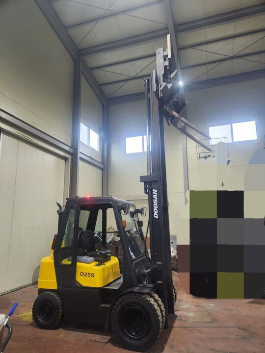 두산2.5톤 지게차 힌지드 (2.5톤) 앞좌측면