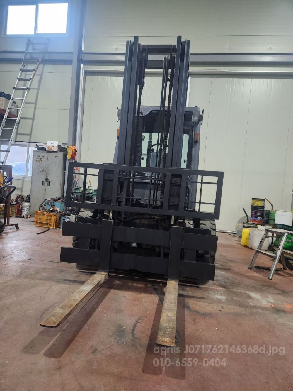 두산2.5톤 지게차 힌지드 (2.5톤) 뒤우측면