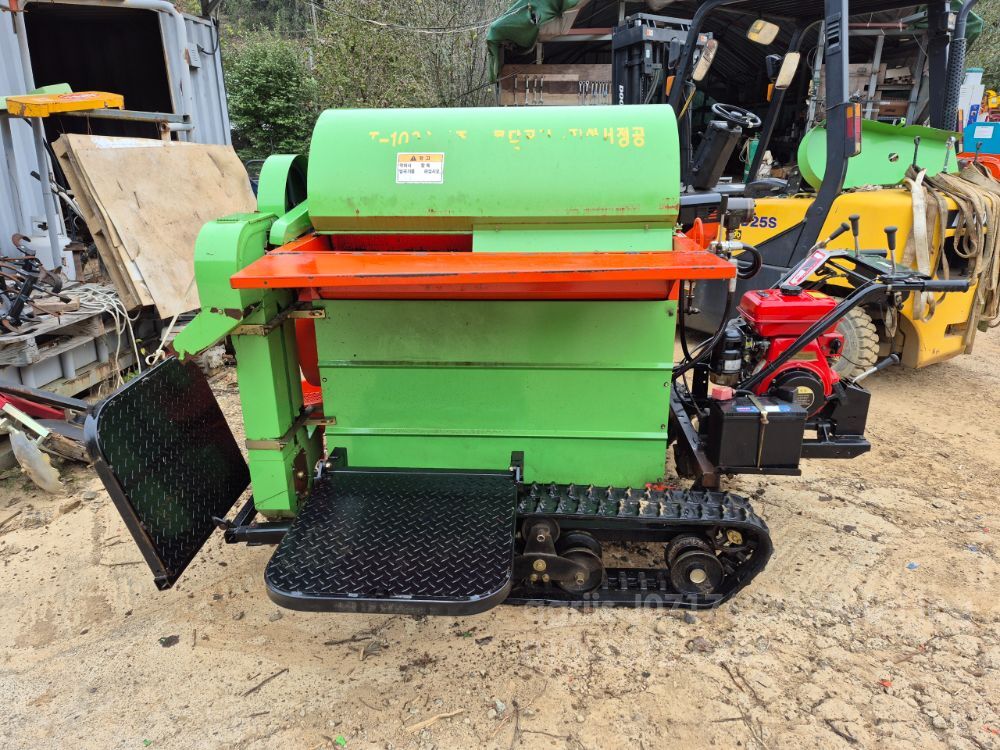 한서정공 자주식 무한궤도식 보행형 콩탈곡기 보행 무한궤도형 콩탈곡기 HBT-1000(폭 1280mm) 뒤우측면