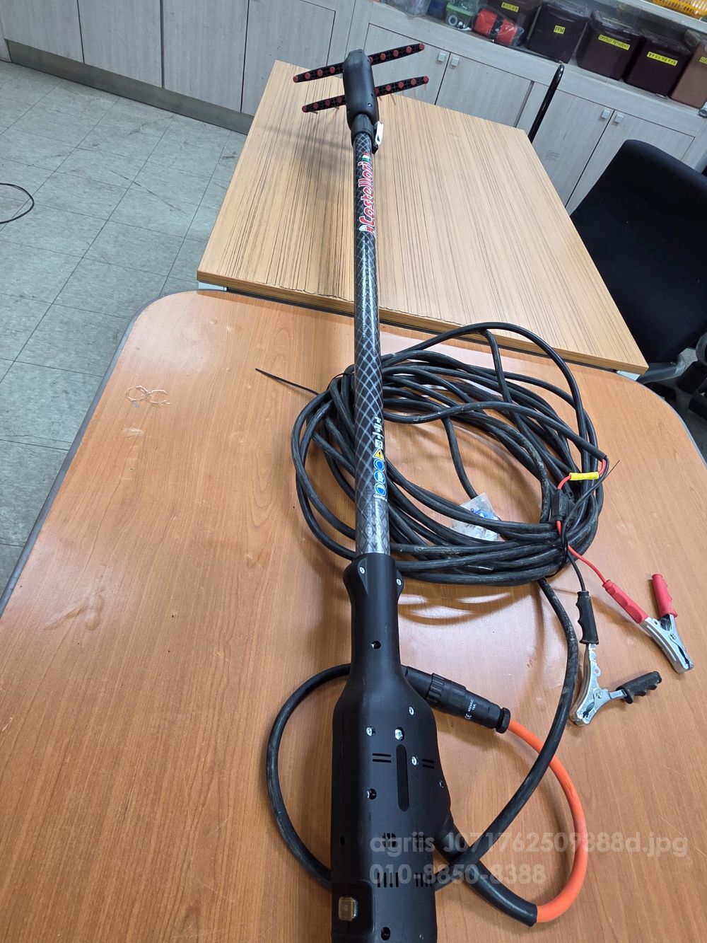  올리브등의 진동 수확기 카본 12 볼트 진동 수확기  뒤우측면