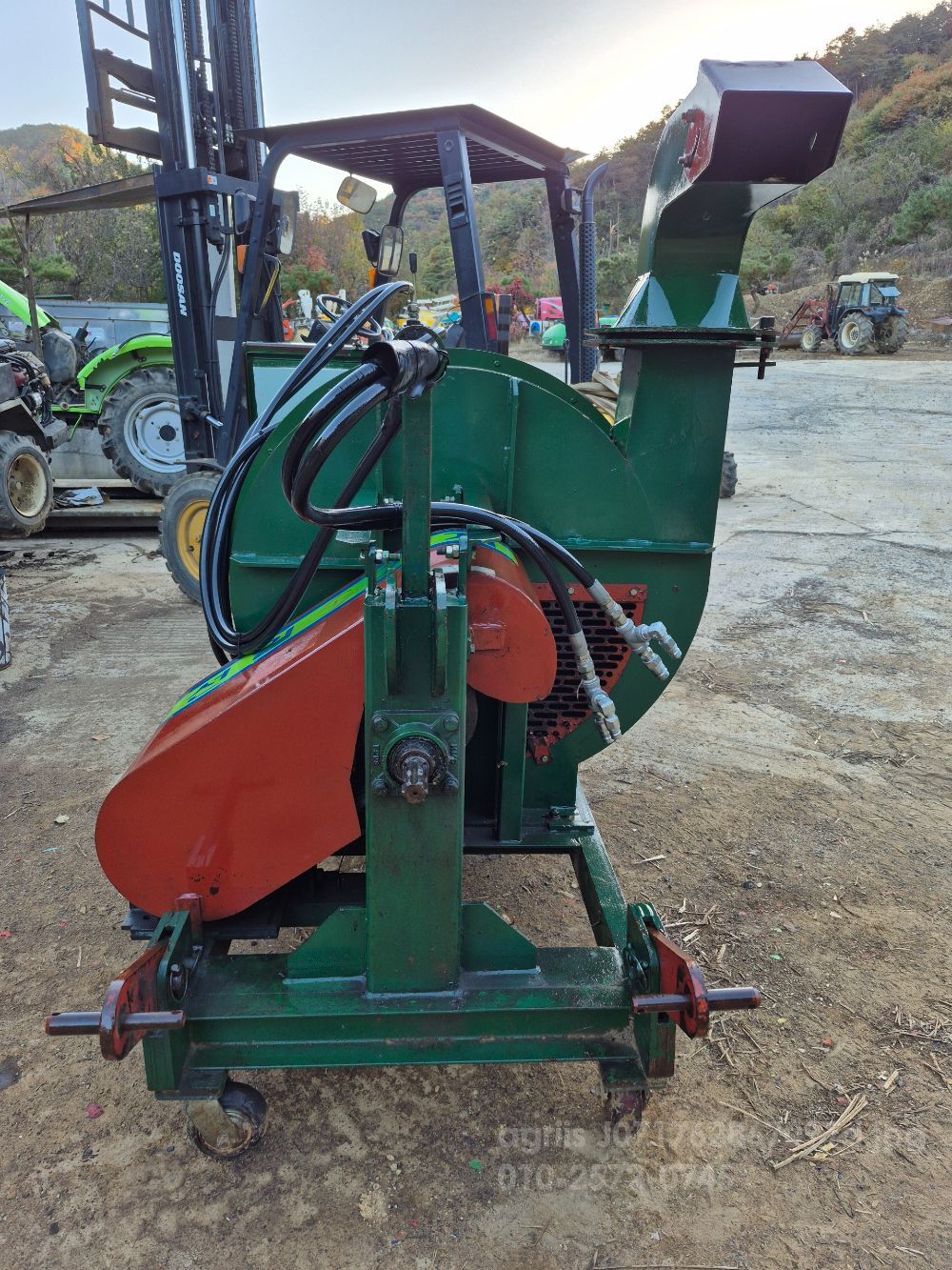  잔가지파쇄기, 나뭇가지파쇄기, 가지파쇄기, 나무가지파쇄기 트랙터부착식 트랙터용 잔가지 파쇄기  뒤우측면