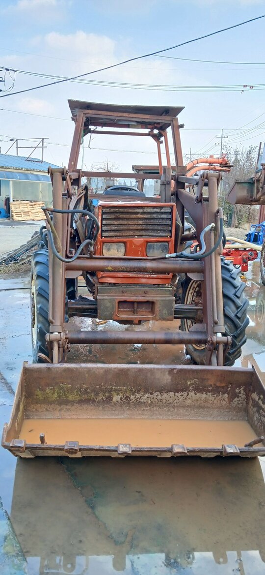 뉴홀랜드 트랙터 55-66D (55마력) 앞좌측면