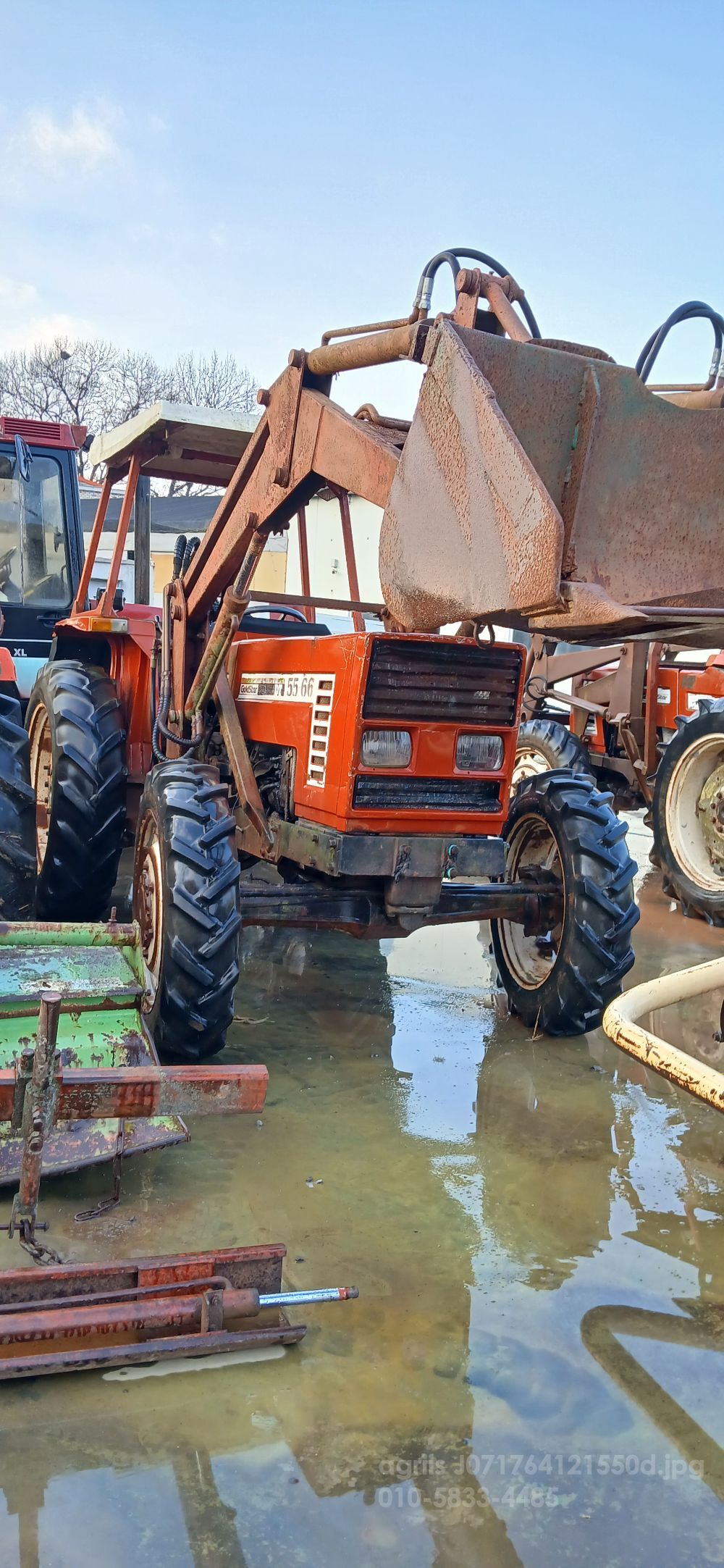 뉴홀랜드 트랙터 55-66D (55마력) 뒤우측면