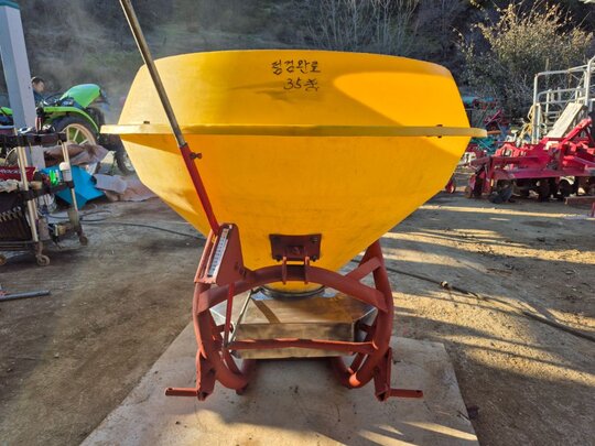  트랙터부착식 PTO 비료살포기 트랙터용 비료살포기  앞좌측면