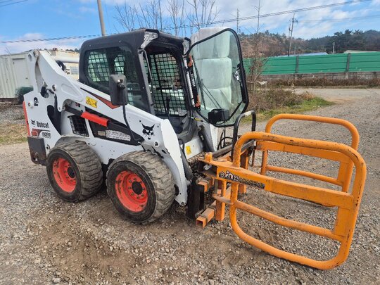  Skid steer loader S590 풋페달  앞좌측면