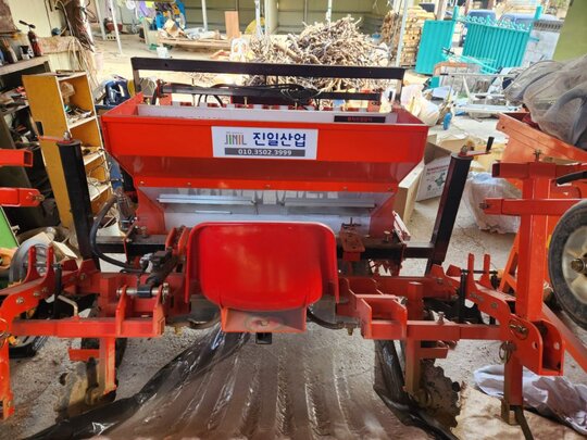 진일산업 마늘파종기 마늘파종기 앞좌측면