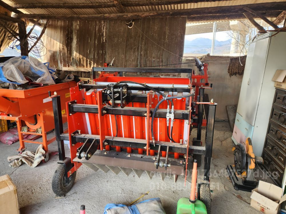 진일산업 마늘파종기 마늘파종기 뒤우측면