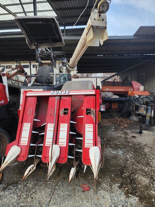 국제 콤바인 KC575G (4조식) 앞좌측면