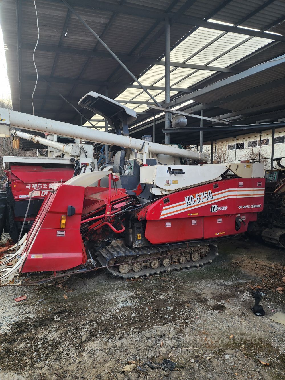 국제 콤바인 KC575G (4조식) 뒤우측면
