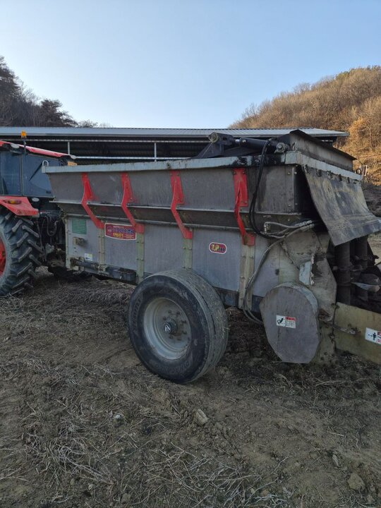  희망퇴비살포기 7톤 희망퇴비살포기 7톤 앞좌측면