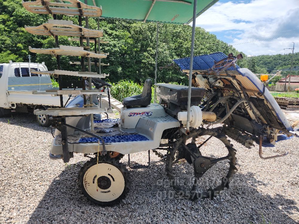 TYM Rice transplanter NP63 (6Rows) 뒤우측면