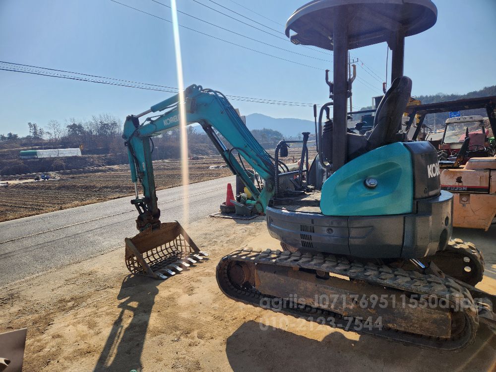 코벨코 굴삭기 SK30SR (3.2톤) (3.2톤) 뒤우측면