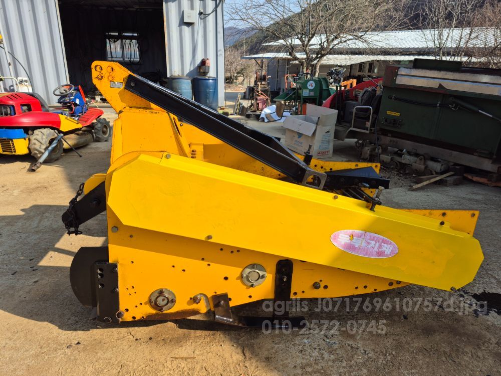 두루 땅속작물수확기 95cm 95cm 땅속작물수확기 뒤우측면