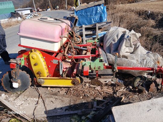  휴립복토기 비닐피복기 휴립복토기비닐피복기  앞좌측면