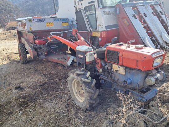  경운기용퇴비살포기 CJS-1000C  앞좌측면