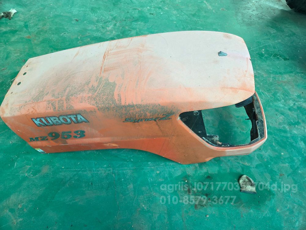 구보다 트랙터 MZ953 (95마력) 뒤우측면