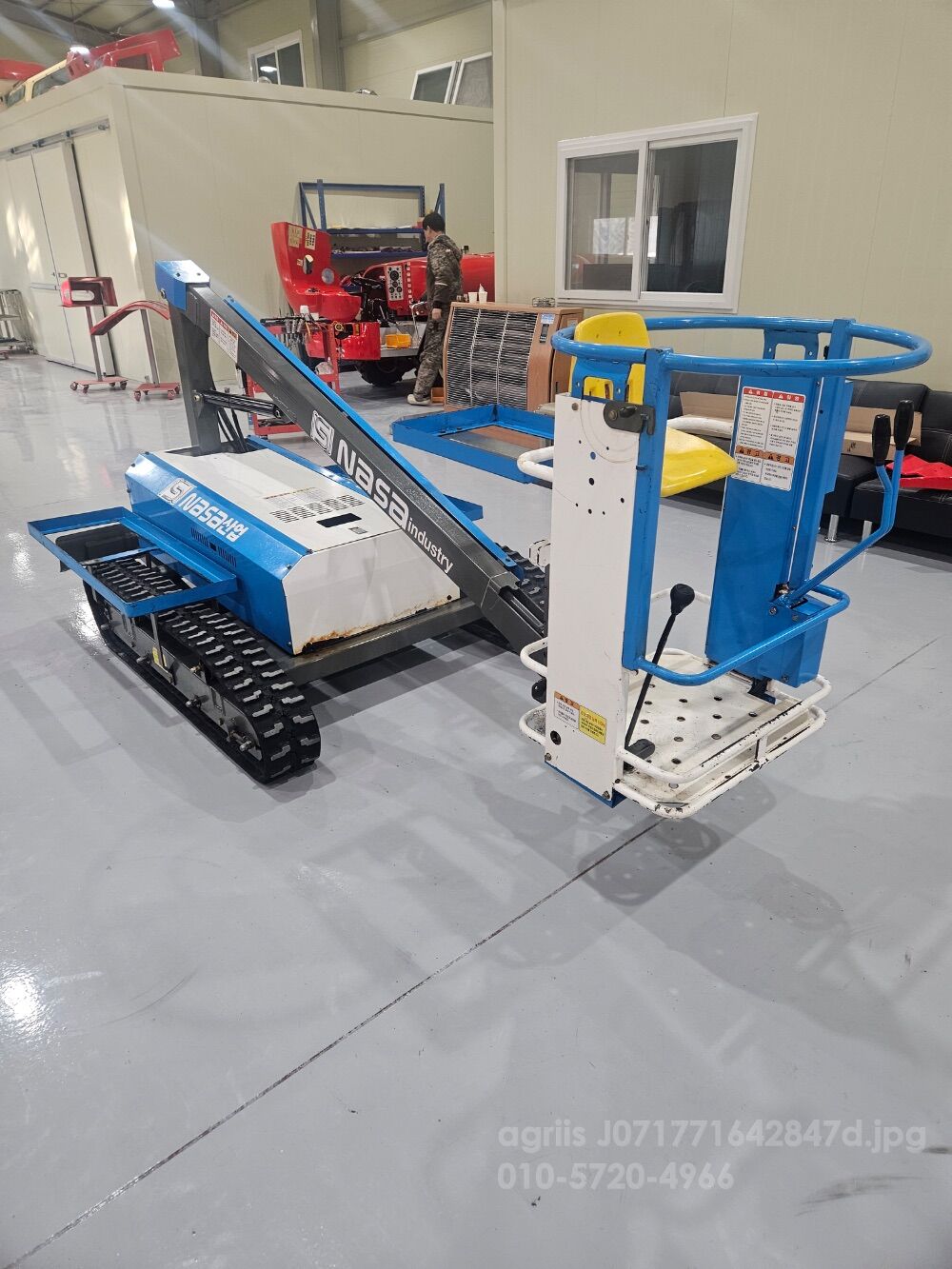  나사전동형 고소작업차 판매합니다 다  뒤우측면