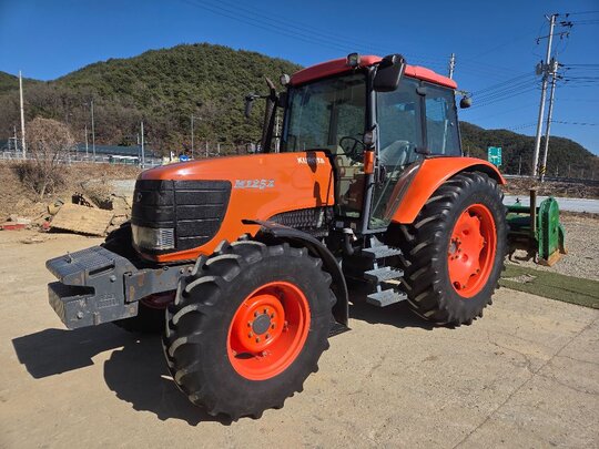 구보다 트랙터 M125X (125마력) 앞좌측면