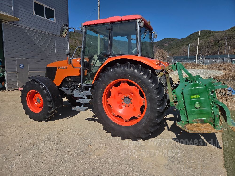 구보다 트랙터 M125X (125마력) 뒤우측면