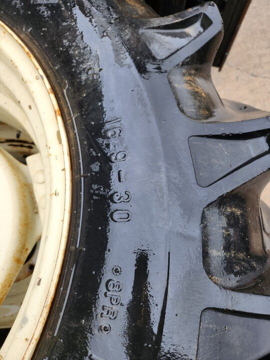  중고휠타이어 16.9-30  앞좌측면