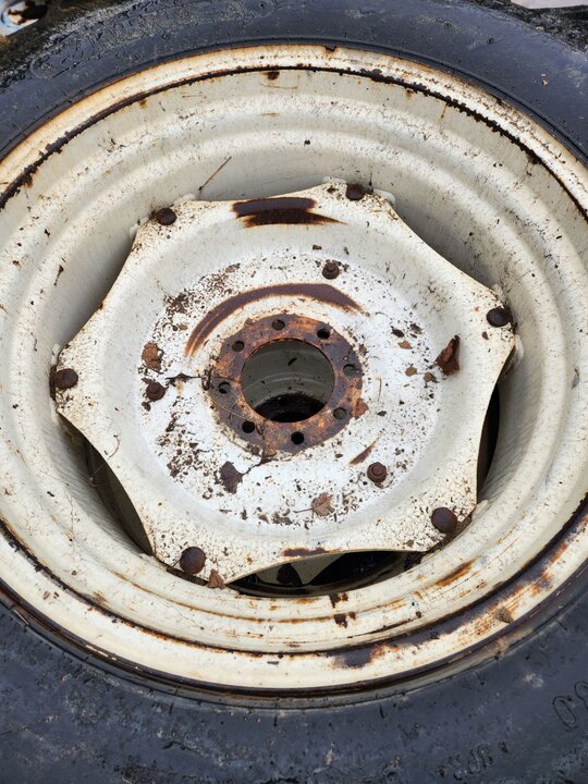  중고휠타이어 16.9-30  앞좌측면