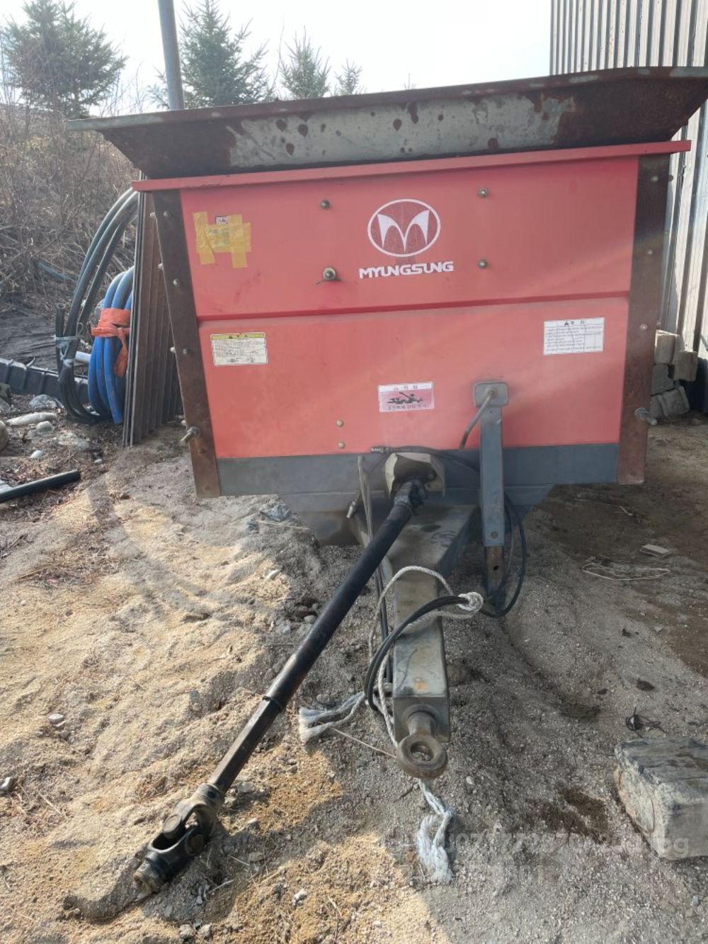 명성 5.5톤 퇴비살포기 5.5톤 뒤우측면