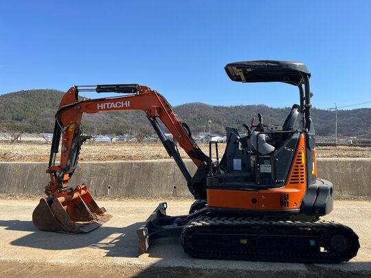 히타치 굴삭기 035 (3.5톤) 앞좌측면