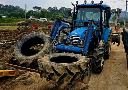 LS 트랙터 XU6168 (68.9마력) 앞좌측면