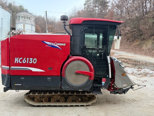 국제 콤바인 KC6130 (6조식) 앞좌측면