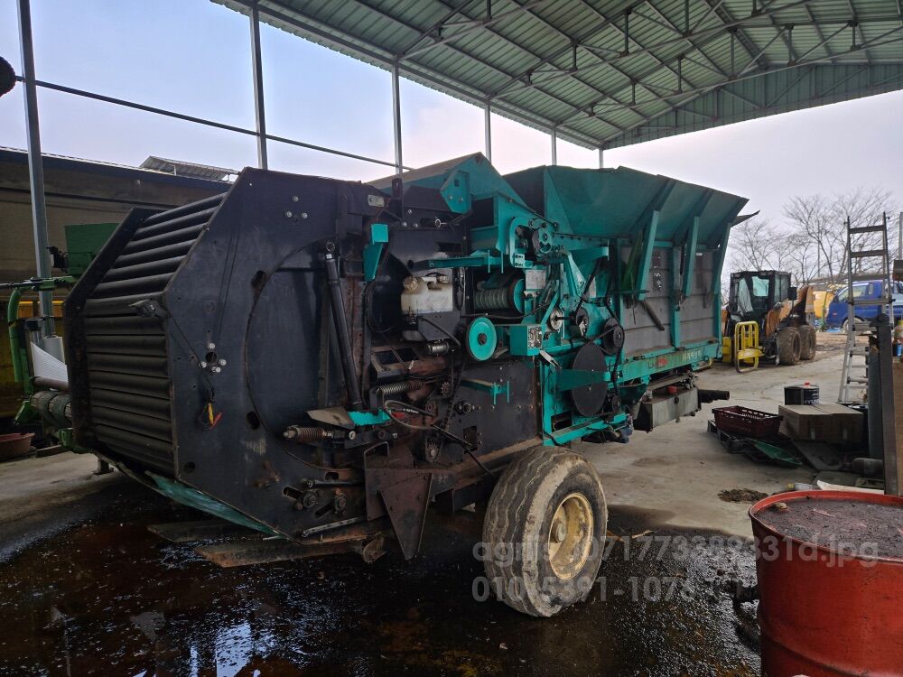 다까 다까기타 옥수수베일러 MR1000 뒤우측면