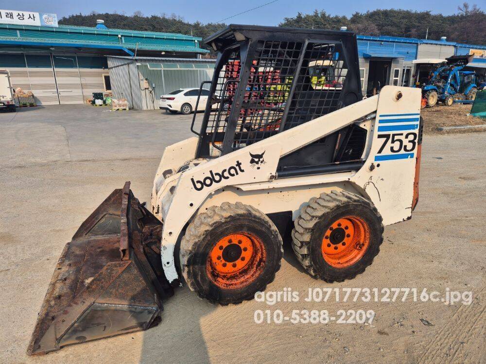  Skid steer loader 753  앞좌측면
