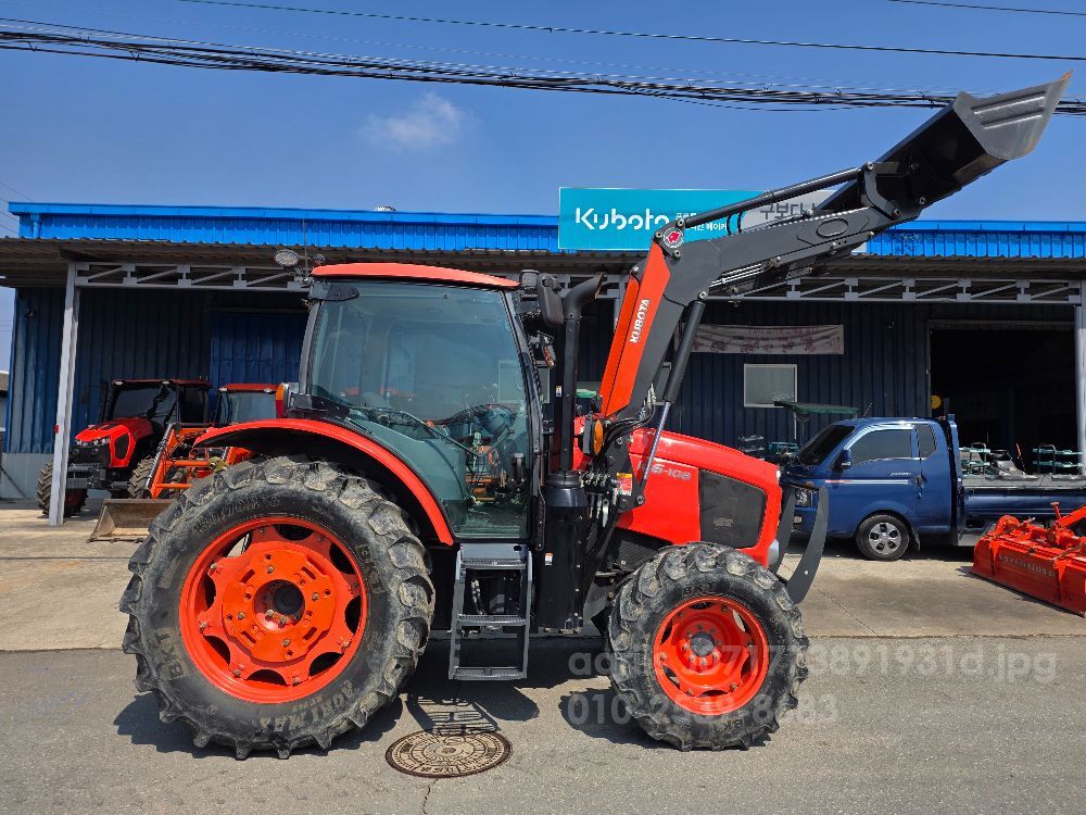 Kubota Tractor M6-108 (116hp) 뒤우측면