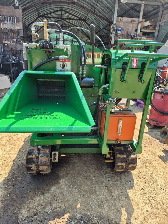 대륙 궤도식 잔가지 파쇄기 보행형 가지 파쇄기, 자주식 잔가지 파쇄기 앞좌측면