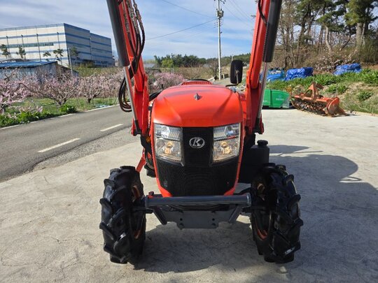 구보다 트랙터 L54K (55.9마력) 앞좌측면