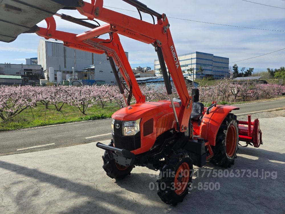 구보다 트랙터 L54K (55.9마력) 뒤우측면