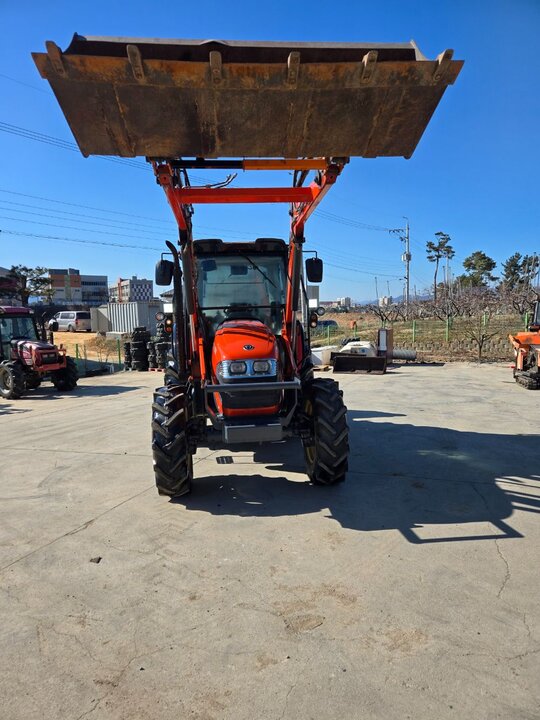 Daedong Tractor MX100 (100hp) 앞좌측면