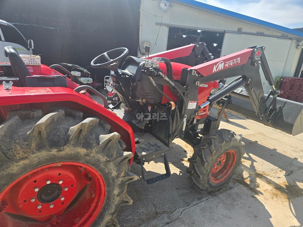 Kukje Tractor LUXEN6000 (60hp) 뒤우측면