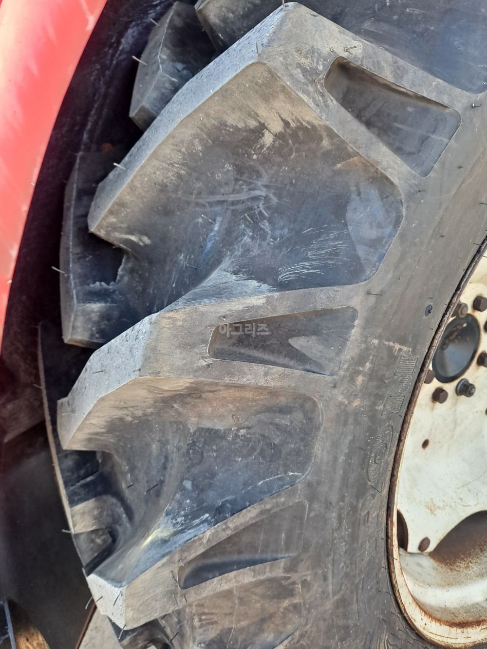 국제 트랙터 9205 (92마력) 뒤우측면