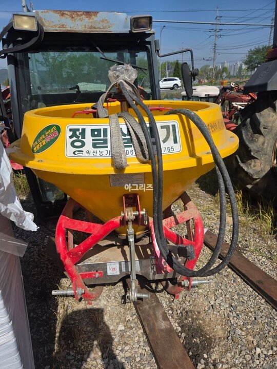  비료살포기 IHS-340 앞좌측면