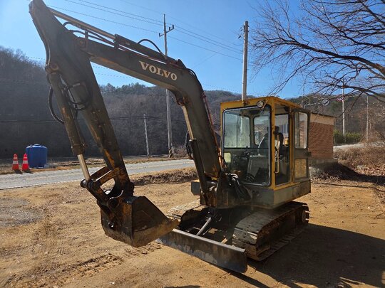  굴삭기 (5톤) 앞좌측면