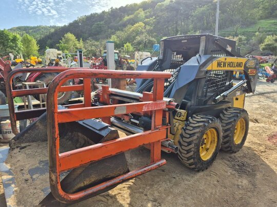 뉴홀랜드 스키드로더 L150 앞좌측면