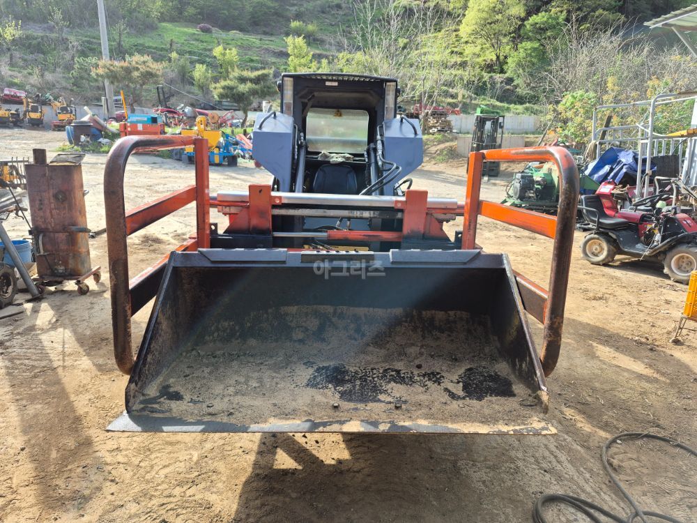 뉴홀랜드 스키드로더 L150 뒤우측면